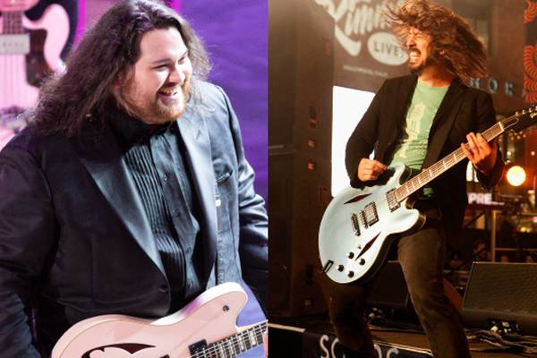 Dave Grohl pretends to shred "Eruption" with help from Wolfgang Van Halen